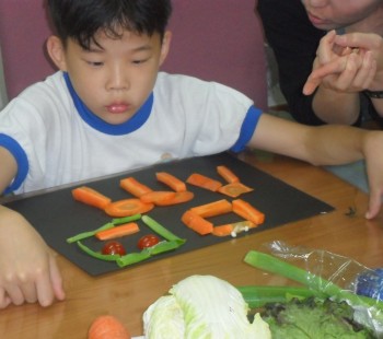 인식는 미술실에서 만들기와 그림을 그리고 있어요.