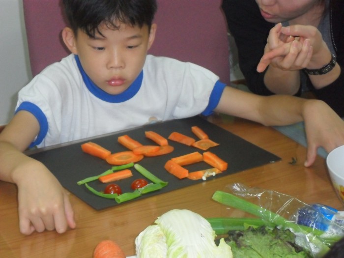 인식는 미술실에서 만들기와 그림을 그리고 있어요.